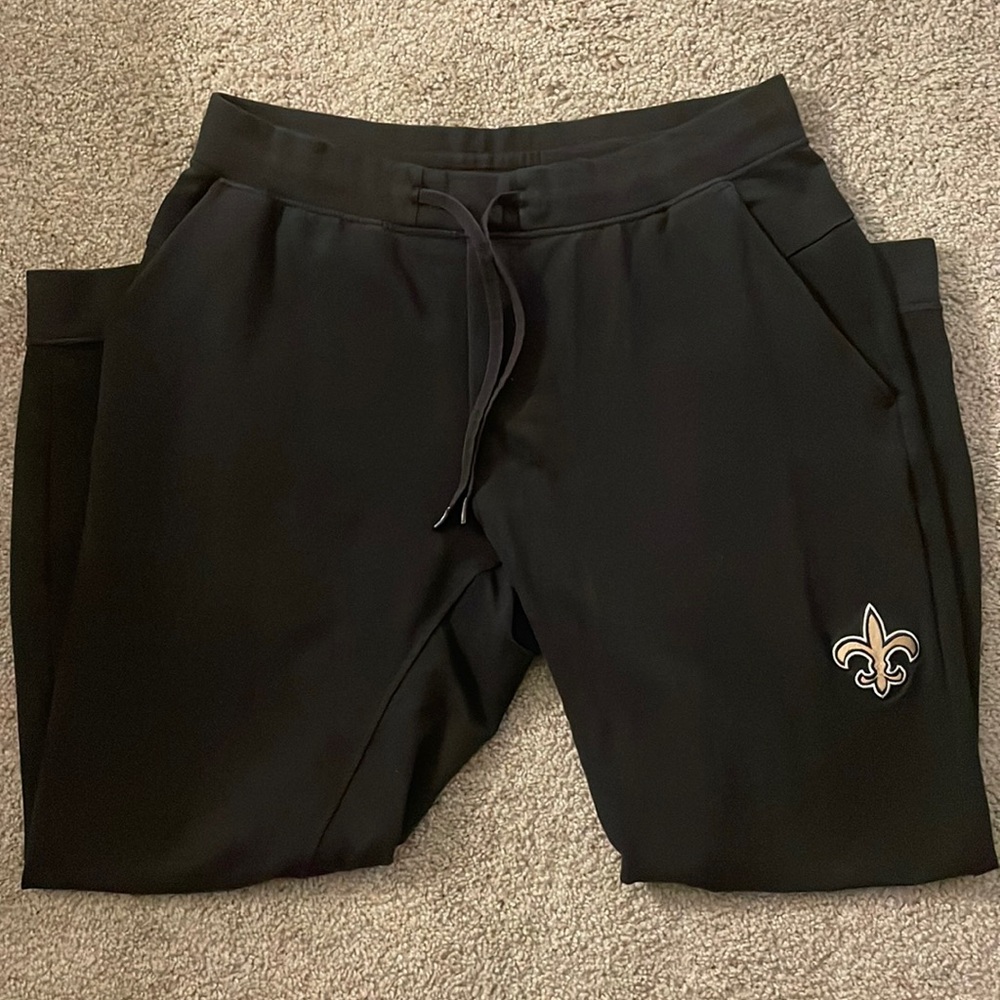 Men’s Lululemon black joggers with New Orleans Saints logo